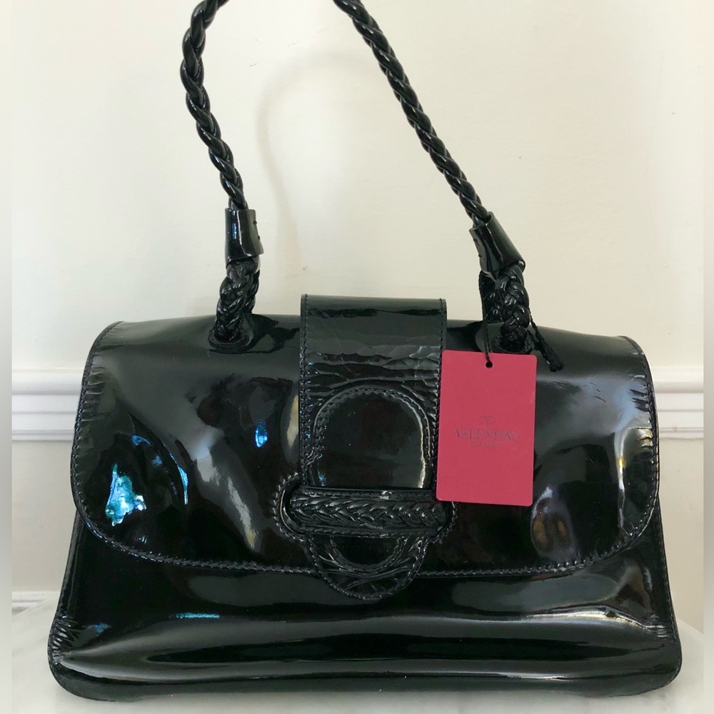 Vintage Valentino navy blue patten handbag. Absolutely so chic and stunning